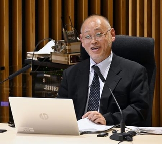 　第１８回現代龍馬学会で講演する知野文哉さん＝２０日午後、高知市