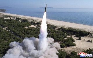 　発射される北朝鮮の短距離弾道ミサイル「ＫＮ２３」＝２０２５年５月（朝鮮中央通信＝共同）