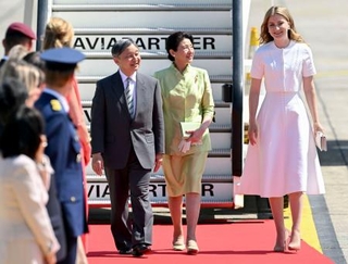 　メルスブルク軍用空港に到着し、ベルギーのエリザベート王女の出迎えを受けられる天皇、皇后両陛下＝２０日、ブリュッセル郊外（代表撮影・共同）