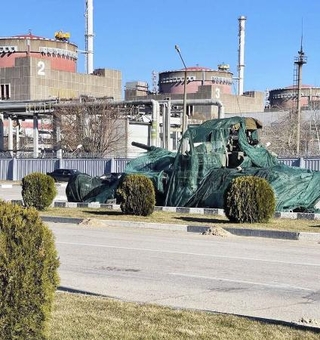 　ウクライナ南部ザポリージャ原発の原子炉建屋近くに止まるロシア軍の戦車（エネルゴアトム提供・共同）