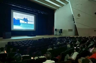 　鹿児島県出水市で上映された、戦闘機「紫電改」の引き揚げ作業などを記録した映像＝２１日午前