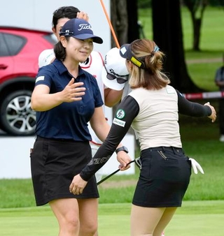 　プレーオフを制し、大出瑞月（右）と健闘をたたえ合うイ・ミニョン。２季ぶりの通算８勝目＝袖ケ浦ＣＣ新袖