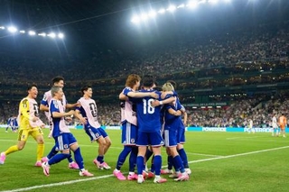 　日本-チュニジア　後半、チーム３点目のゴールを決めた伊東（右から２人目）に駆け寄る日本代表＝モンテレイ（共同）