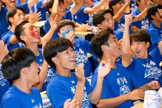 　日本の４点目のゴールに盛り上がる、森保一監督の母校長崎日大高のサッカー部員＝２１日午後、長崎県諫早市