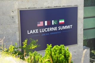 　スイス中部ルツェルン近郊で開催の、米国・イラン協議の看板＝２１日、ビュルゲンシュトック（ＡＰ＝共同）
