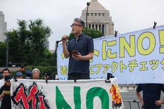 　排外主義反対を訴える「在日クルド人と共に」の温井立央代表＝２１日午後、国会議事堂前