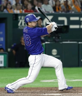 　８回中日２死満塁、代打阿部が右前へ決勝となる逆転２点打を放つ＝東京ドーム