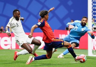 　スペイン-サウジアラビア　前半、先制ゴールを決めるスペインのヤマル（中央）＝アトランタ（ＦＩＦＡ提供・ゲッティ＝共同）