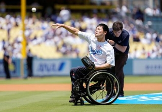 　ドジャース-オリオールズ戦で始球式を務める国枝慎吾さん＝ロサンゼルス（共同）