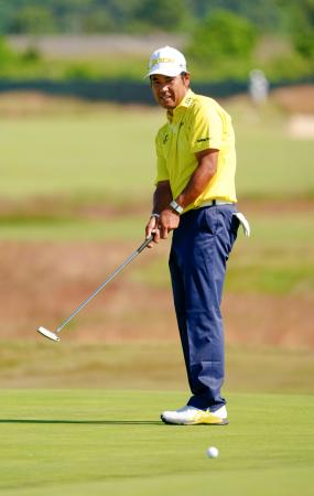 　最終ラウンド、４番でバーディーパットを外した松山英樹。通算１４オーバーの６５位＝シネコックヒルズＧＣ（共同）