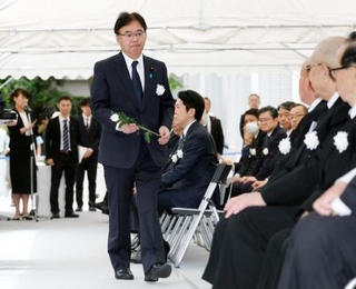 　ハンセン病患者や元患者の追悼と名誉回復のための式典で、献花する上野厚労相＝２２日午前、厚労省
