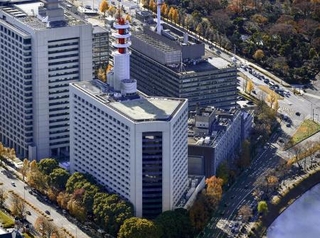 　警視庁（手前、共同通信社ヘリから）