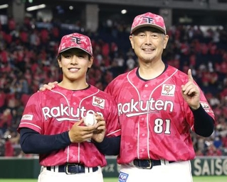 　記念球を手にポーズをとる、プロ初勝利を挙げた楽天・中込（左）と吉井監督＝東京ドーム