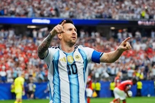 　アルゼンチン-オーストリア　前半、先制ゴールを決め喜ぶアルゼンチンのメッシ＝ダラス（共同）