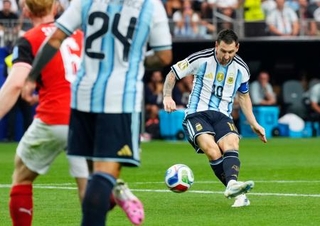 　アルゼンチン-オーストリア　前半、先制ゴールを決めるアルゼンチンのメッシ＝ダラス（共同）