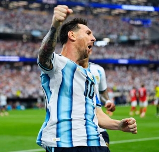 　アルゼンチン-オーストリア　前半、先制ゴールを決め喜ぶアルゼンチンのメッシ＝ダラス（共同）