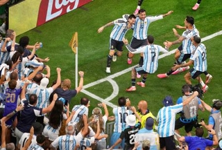 　アルゼンチン-オーストリア　試合終了間際、自身２点目のゴールを決め喜ぶアルゼンチンのメッシ（１０）＝ダラス（共同）