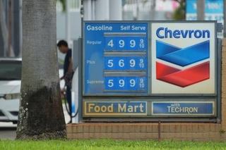 　フロリダ州のガソリンスタンドに設置されたシェブロンの看板＝５月、ノースマイアミ（ＡＰ＝共同）