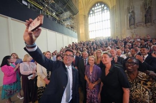 　英議会議事堂のホールで自撮りするアンディ・バーナム前マンチェスター市長＝２２日、ロンドン（ＰＡ提供・ＡＰ＝共同）