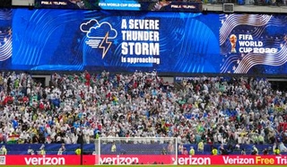 　フランス-イラク戦で雷雨の接近を知らせる競技場のモニター＝フィラデルフィア（ＡＰ＝共同）