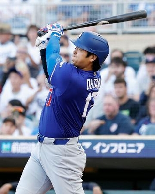 　ツインズ戦の１回、１７号となる先頭打者本塁打を放つドジャース・大谷＝ミネアポリス（共同）