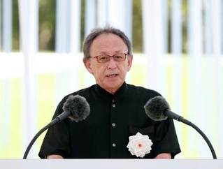 　沖縄全戦没者追悼式で平和宣言を読み上げる沖縄県の玉城デニー知事＝２３日午後、沖縄県糸満市の平和祈念公園