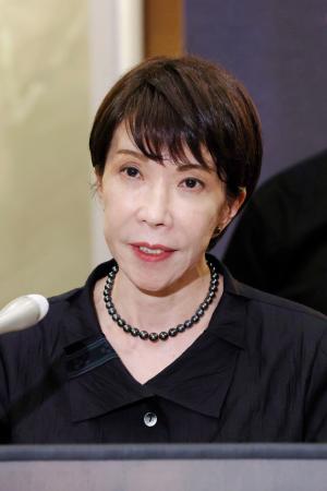 　記者団の質問に答える高市首相＝２３日午後、沖縄県糸満市