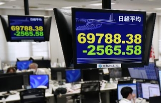 　７万円を割り込んだ日経平均株価の終値を示すモニター＝２３日午後、東京都港区の外為どっとコム