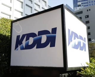 　ＫＤＤＩの看板＝東京都新宿区