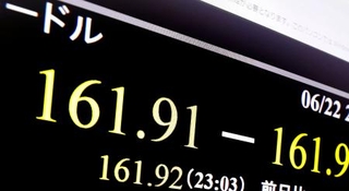 　一時１ドル＝１６１円９０銭台を付けた円相場を示すモニター＝２２日深夜、東京・東新橋