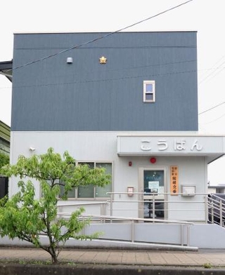 　爆竹が置かれた宮城県名取市の「館腰交番」＝２２日