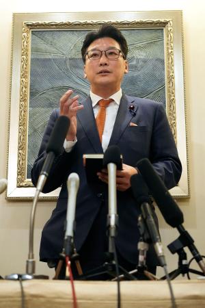 　記者の質問に答える日本国際貿易促進協会の会長代行を務める橋本岳元厚生労働副大臣＝２３日、北京（共同）