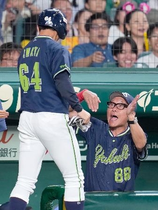 　８回、生還した岩田（左）を迎えるヤクルト・池山監督＝甲子園