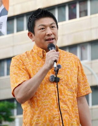 　那覇市で街頭演説する参政党の神谷代表＝２３日午後