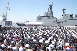 　開かれた北朝鮮の５千トン級の新型駆逐艦「崔賢」の就役式＝２３日、北朝鮮西部・南浦港（朝鮮中央通信＝共同）