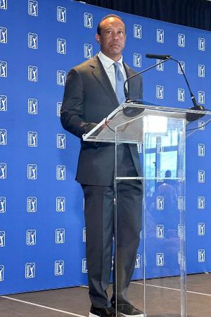 　米男子ゴルフのＰＧＡツアー改革の記者会見に臨むタイガー・ウッズ＝クロムウェル（ＡＰ＝共同）