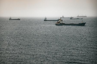 　オマーン沖のホルムズ海峡の船舶＝２２日（ゲッティ＝共同）