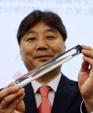　ウシの腱から作った移植用材料を持つ早稲田大の岩崎清隆教授＝２４日午後、東京都新宿区
