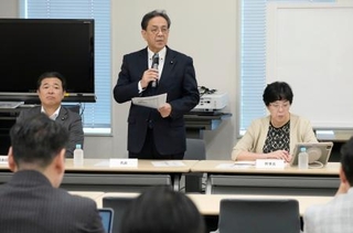 　立憲民主党の全議員懇談会であいさつする水岡代表＝２５日午前、国会