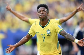 　スコットランド-ブラジル　前半、先制ゴールを決め駆け出すブラジルのビニシウス＝マイアミ（ゲッティ＝共同）