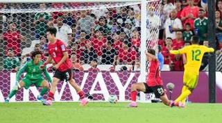 　南アフリカ-韓国　後半、先制ゴールを決める南アフリカのマセコ（右端）。ＧＫ金承奎＝モンテレイ（ＡＰ＝共同）