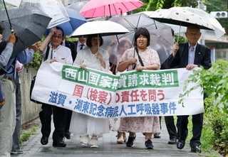 　大阪高裁に向かう西山美香さん（右から２人目）と弁護士ら＝２５日午後、大阪市北区