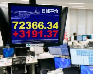 　最高値を更新した日経平均株価の終値を示すモニター＝２５日午後、東京都港区の外為どっとコム