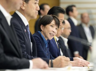　女性活躍や男女共同参画の重点方針などを決定する会議で発言する高市首相（中央）＝２５日午後、首相官邸