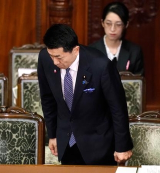 　衆院本会議で有人国境離島地域保全等特措法の改正案が可決され一礼する赤間国家公安委員長＝２５日午後