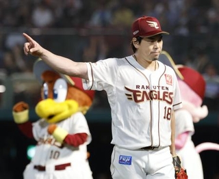 　７回まで無失点に抑え、ベンチに戻る楽天先発の前田健＝楽天モバイルパーク