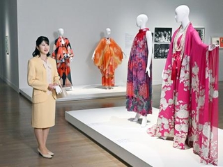 　企画展「生誕１００年森英恵ヴァイタル・タイプ」を鑑賞される愛子さま＝２５日午後、東京都港区の国立新美術館（代表撮影）