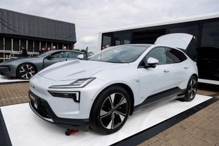 　イベントで展示されたポールスターのＥＶ＝５月、英ハロゲート（ロイター＝共同）