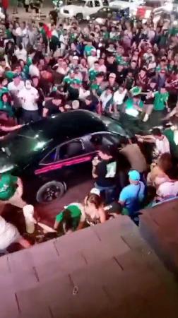 　メキシコ西部でサッカーファンの群衆に突っ込んだ車＝２４日、カボサンルーカス（ソーシャルメディアから、ロイター＝共同）
