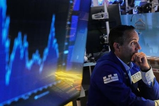 　ニューヨーク証券取引所のトレーダー＝２５日（ＡＰ＝共同）